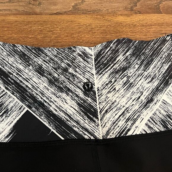 Lululemon Black/White Marble Cropped Leggings - Picture 6 of 7